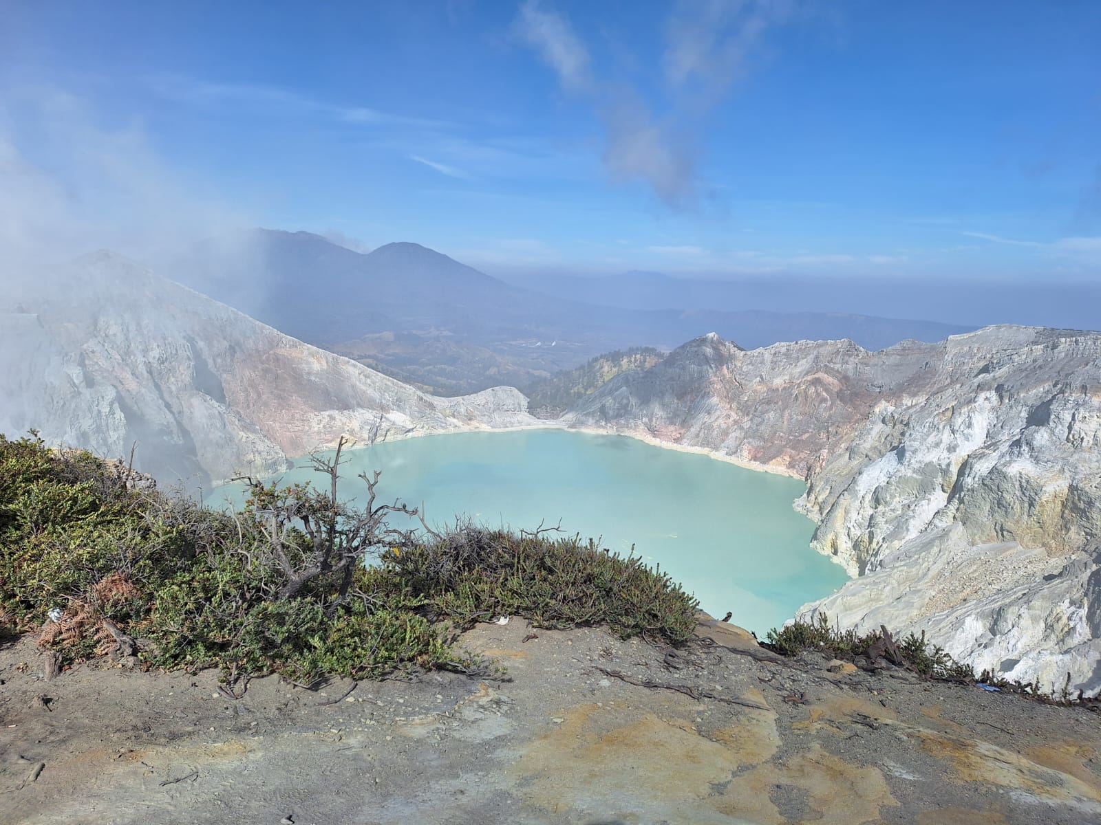 ijen tours banyuwangi, ijen crater tour from Banyuwangi, ijen crater tour, ijen crater hike tour, ijen tour, ijen tour banyuwangi