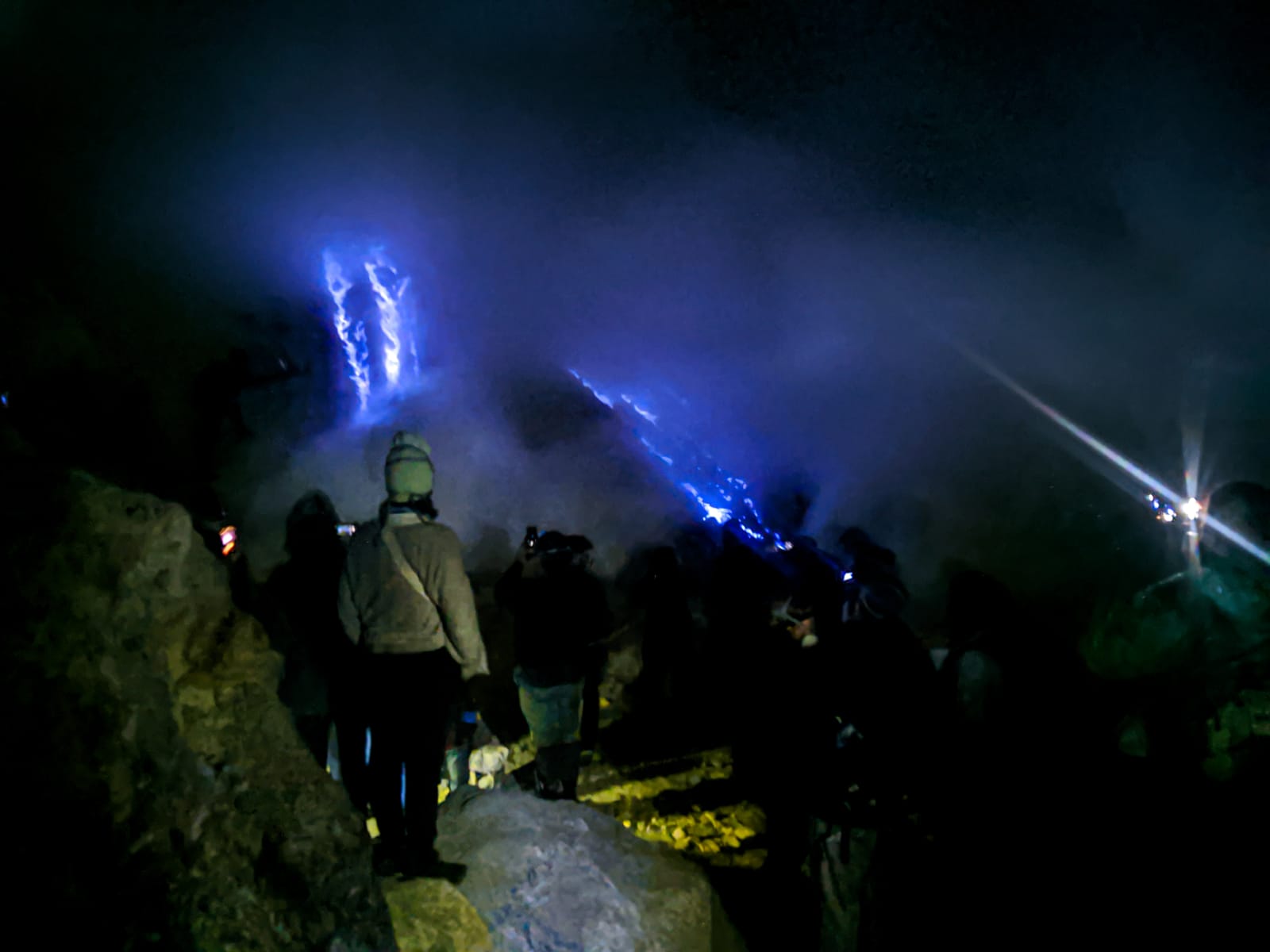 blue fire tour in Ijen crater, ijen blue fire tour, blue flame ijen tour