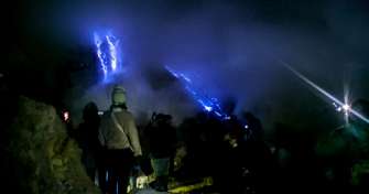 blue fire ijen tours, ijen blue fire tours, blue fire ijen crater tours, ijen crater tours banyuwangi